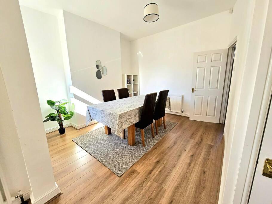 Entire House, Waterloo, Free Street Parking Villa Luaran gambar
